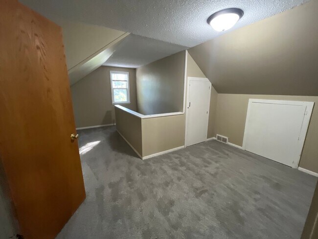 Building Photo - 4 bedroom, 2 bathroom home in the peaceful community of Mahtomedi access to White Bear Lake