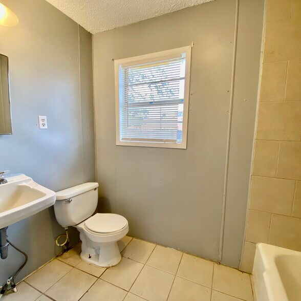 Building Photo - 2814 Grinnell St