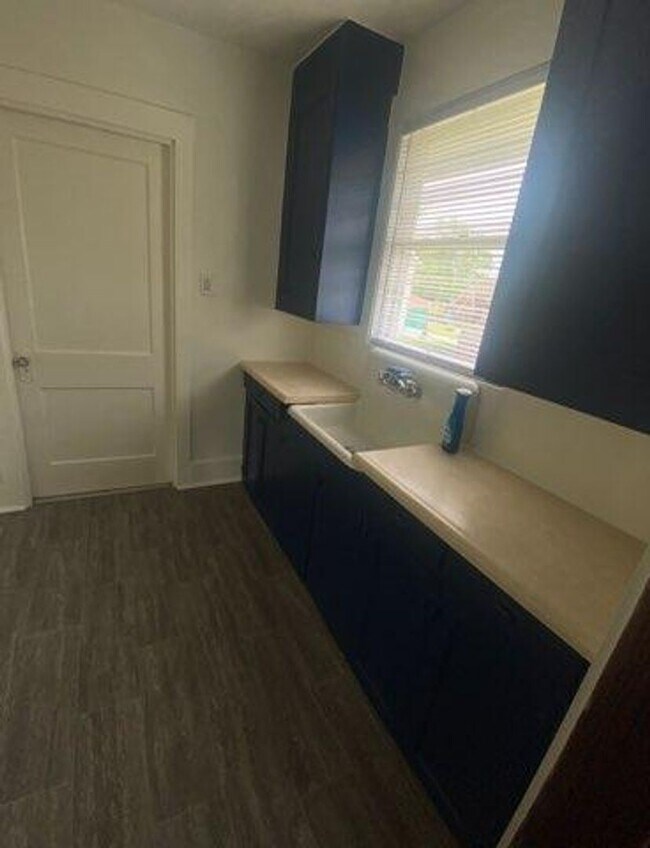 Building Photo - 2 br, 1 bath House - 906 N Mercer