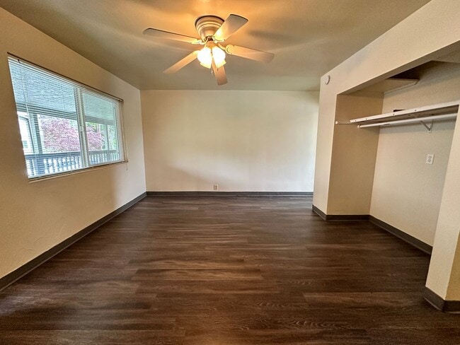 Building Photo - (DUP) - Studio Apartment! Great location, ...