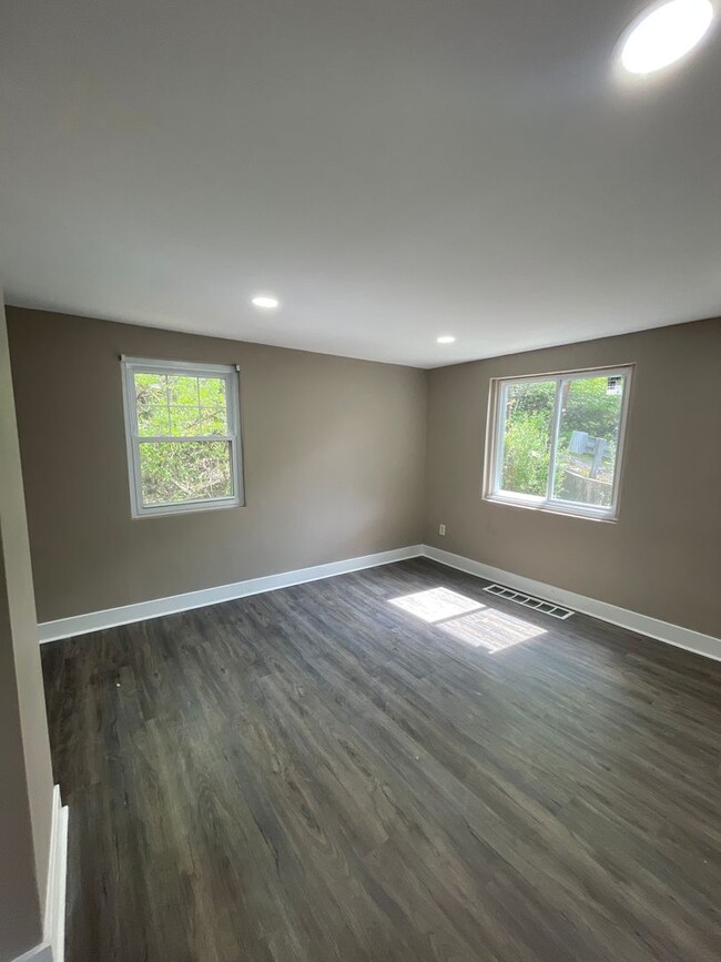 Building Photo - Beautifully renovated 5 bed 2 bath home re...