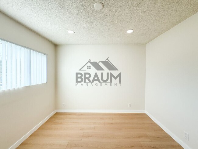 Building Photo - 13129 Oxnard St