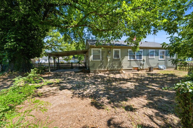 Building Photo - 2017 S Grn Acrs St