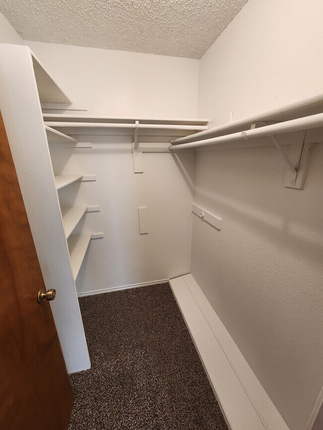 Building Photo - 3 bed 2 bath townhome, 1 car garage and 1 carport