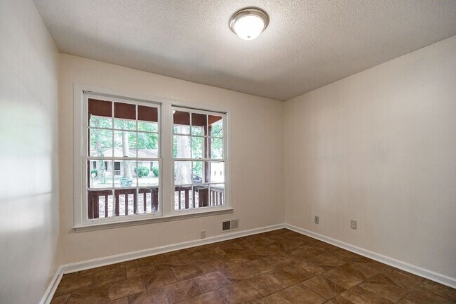 Building Photo - 170 Garnett Ridge Dr