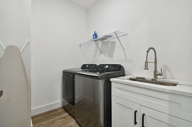 Building Photo - Luxurious 3 Bedroom Condo with Spacious Layout and Prime Location in Tampa, FL!
