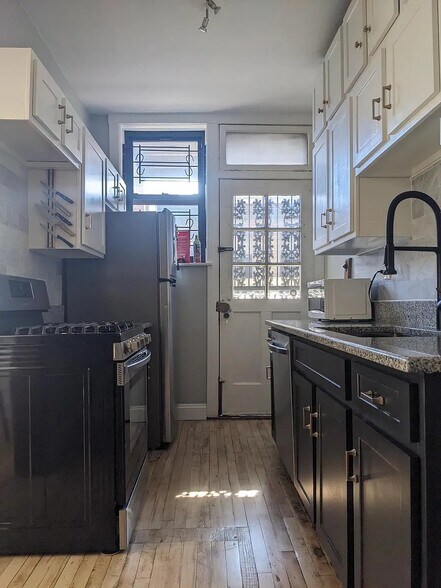 Building Photo - 5459 S Ingleside Ave