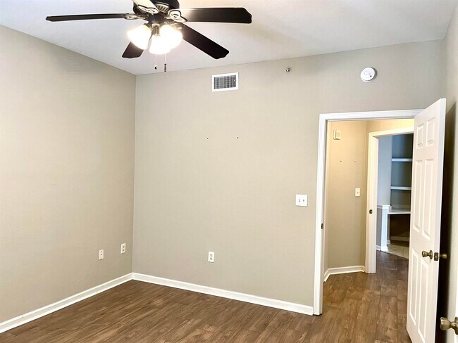 Building Photo - 425 S Villa San Marco Dr