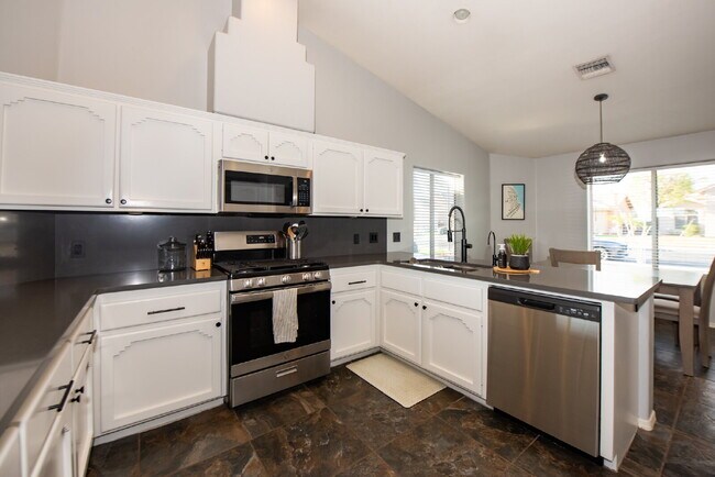 Building Photo - Spacious 3-Bedroom Oasis with Pool in Yuma...