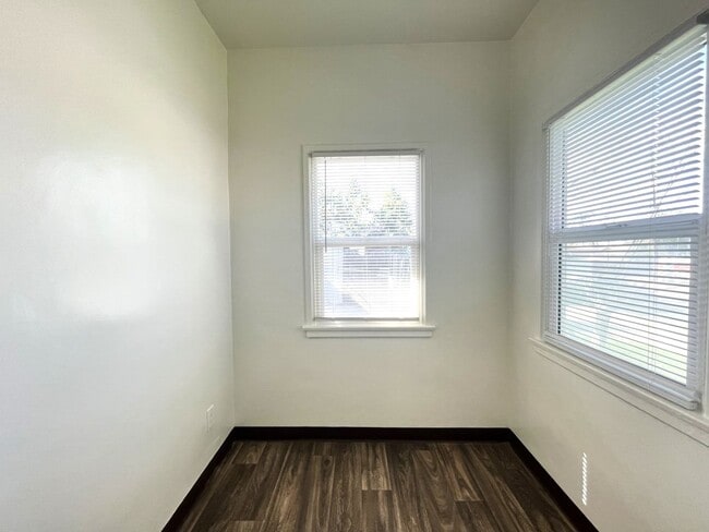 Building Photo - 1 bed, 1 bath located in Corona!