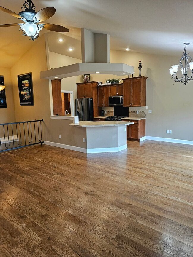 Building Photo - Townhouse located near Canyon Rim Parkway ...