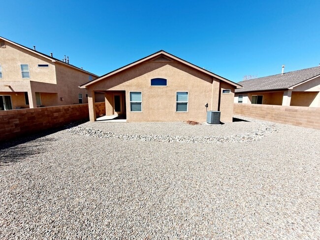 Building Photo - Gorgeous 4-bedroom, 2-bath home featuring ...