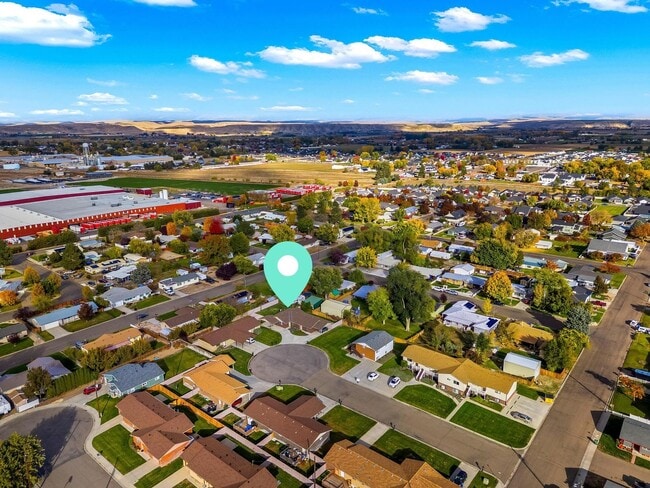 Building Photo - Fresh 2 Bed unit with giant yard, covered ...