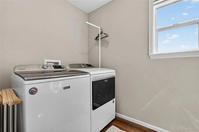 Building Photo - 949 N Undergrove Way