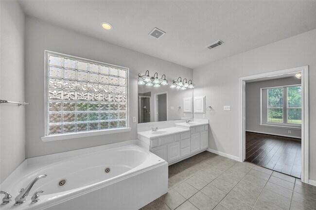 Building Photo - 17426 Memorial Blossom Dr