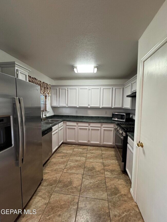 Building Photo - 3033 Tierra Humeda Dr