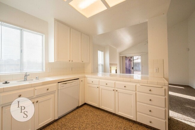 Building Photo - North West Fresno Home, 3BR/2BA, Lots of Amenities