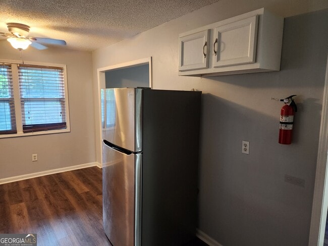 Building Photo - 4002 Hawthorne Cir