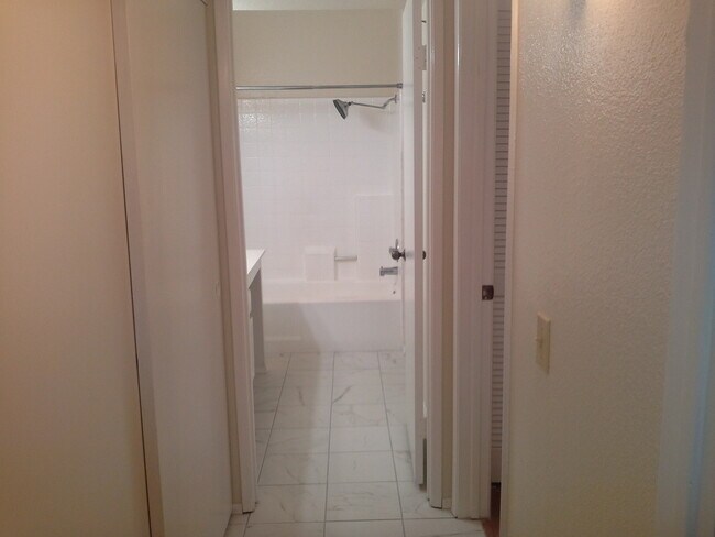 Building Photo - Spacious 2 bedroom, 2 bathroom