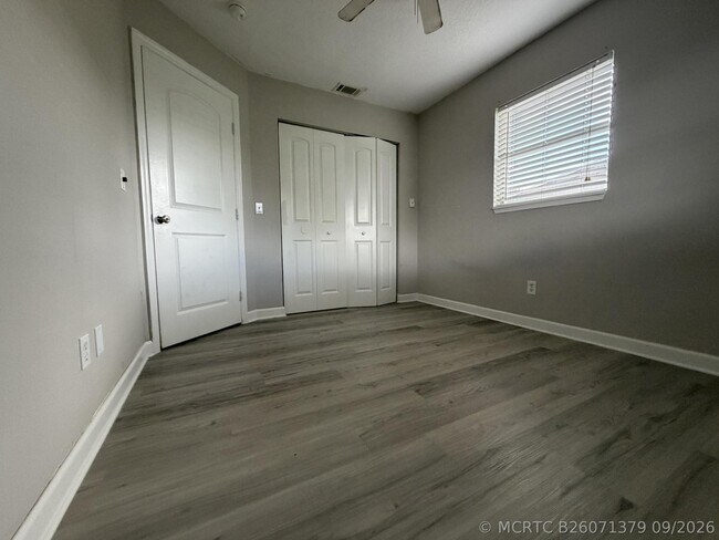 Building Photo - 1633 SE Arapaho Ave