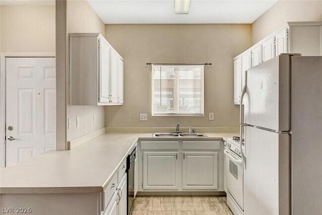 Building Photo - 5650 E Sahara Ave