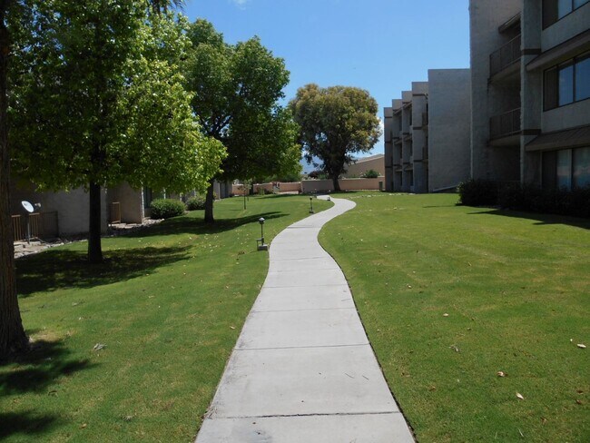 Building Photo - Eastside (Golf Links and Pantano) spacious 2nd floor 2 bed, 2 bath condo!