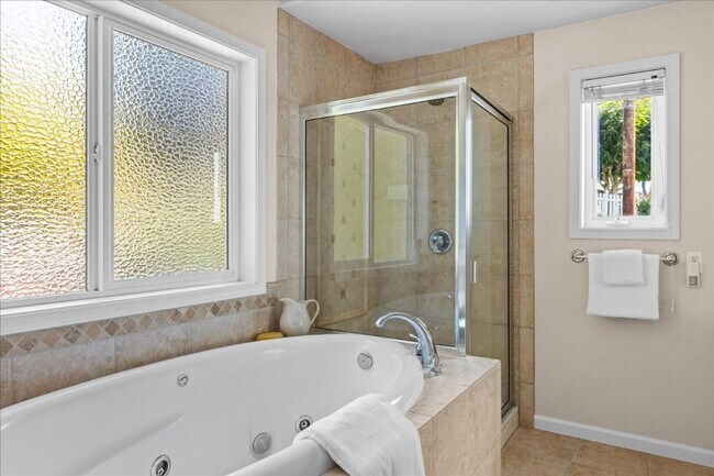 Building Photo - 5Bd/3.5Ba Shoreline House
