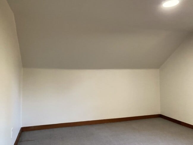 Building Photo - Country Home!