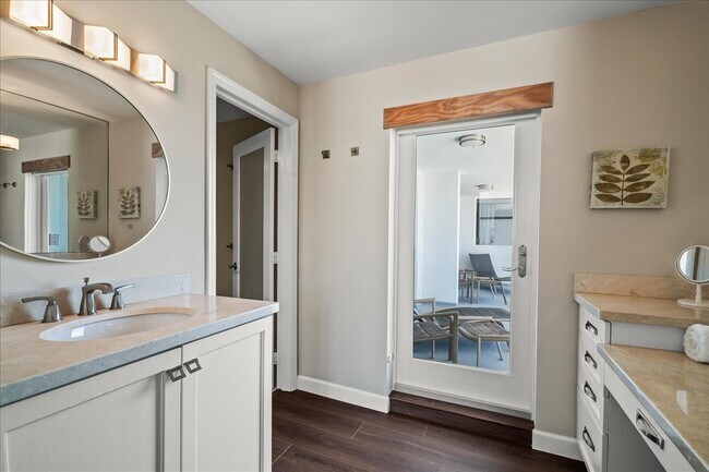 Building Photo - La Mer Condo