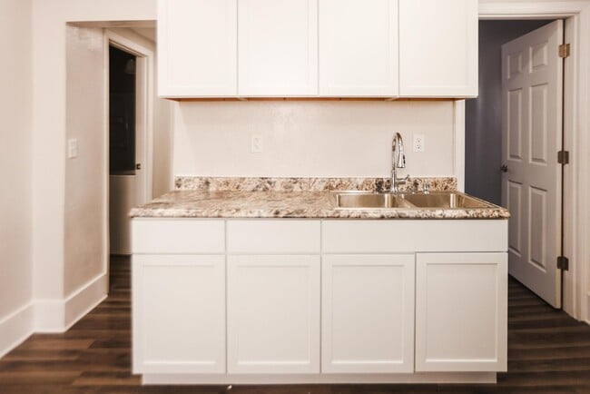 Building Photo - 628 Evesham Ave