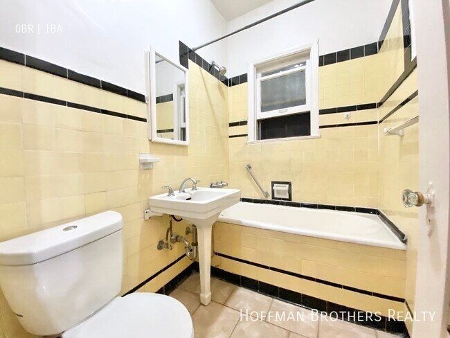 Building Photo - 606 S Dunsmuir Ave