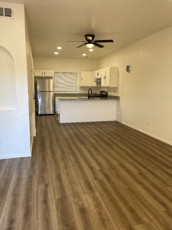 Building Photo - 515 E 6th St