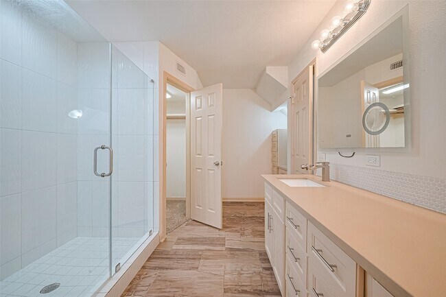 Building Photo - 982 W Donovan St