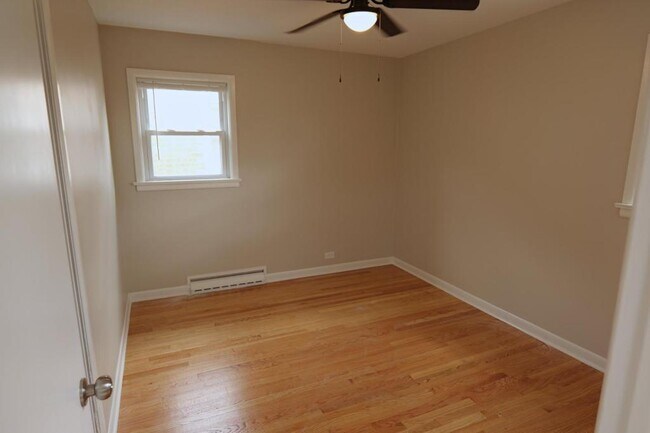 Building Photo - 5047 S Leclaire Ave