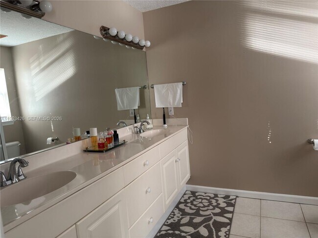 Building Photo - 1651 Hawthorne Pl