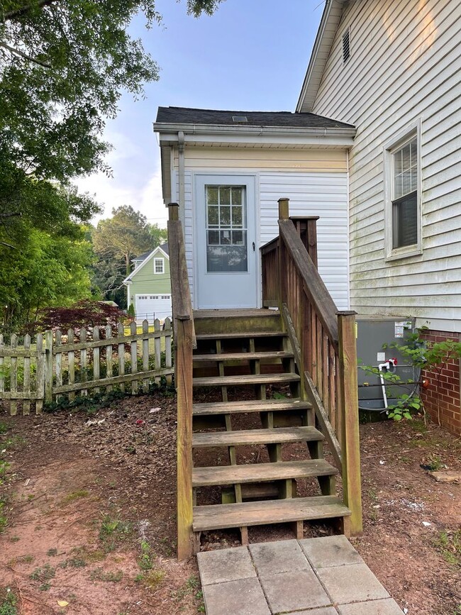 Building Photo - Renovated 3 Bedroom House in Pendleton Wal...