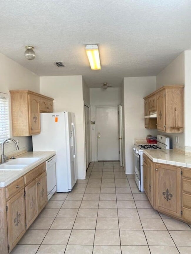 Building Photo - Spacious Two Story Home in the NE Heights ...