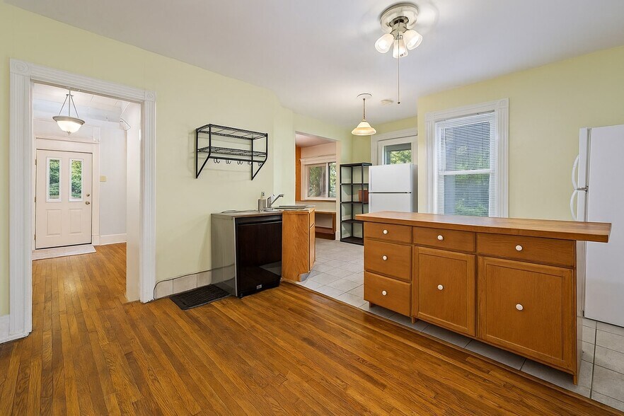 Building Photo - 402 University Ave