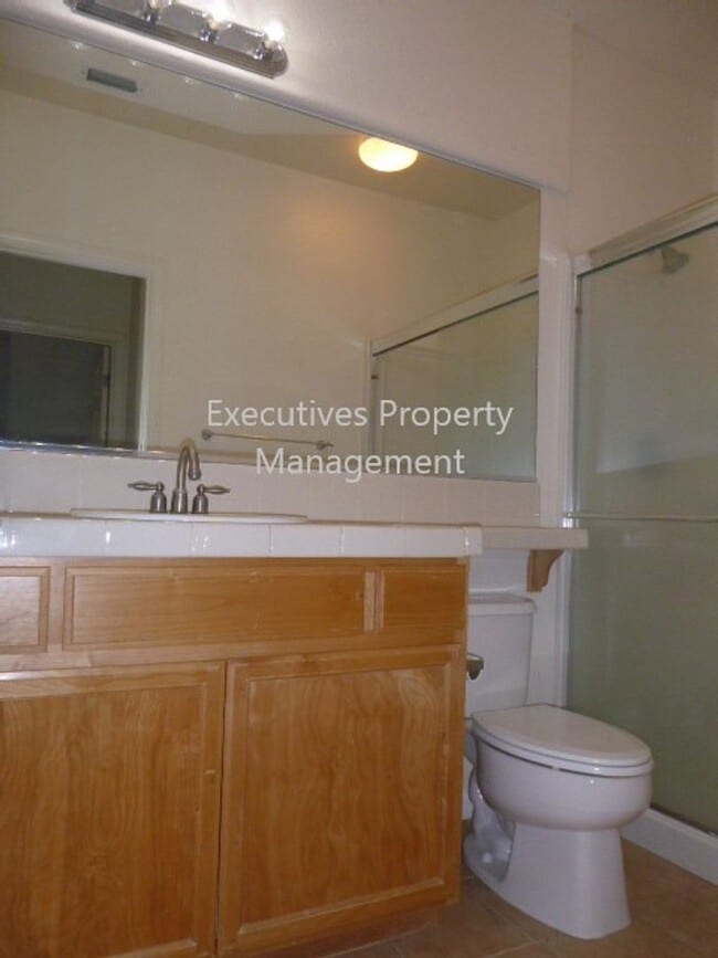 Building Photo - 717 Round Hill Dr