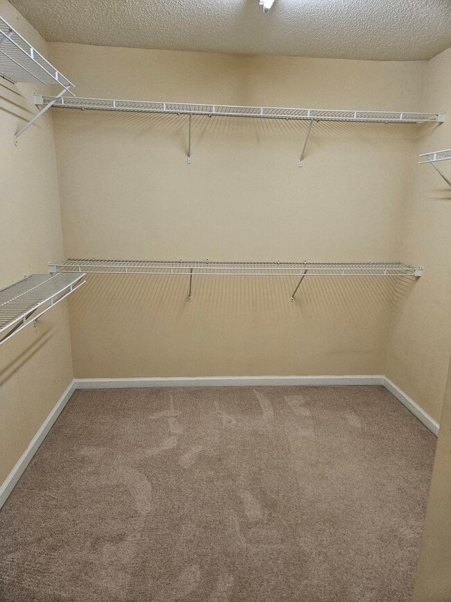 Building Photo - Rare 3 bed 2.5 bath Townhome home located ...