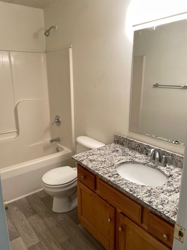 Building Photo - 1305