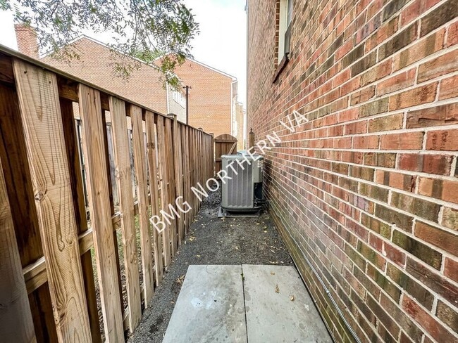 Building Photo - 954 S Rolfe St
