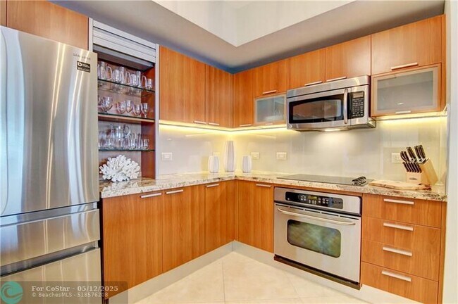 Building Photo - 2640 Lake Shore Dr