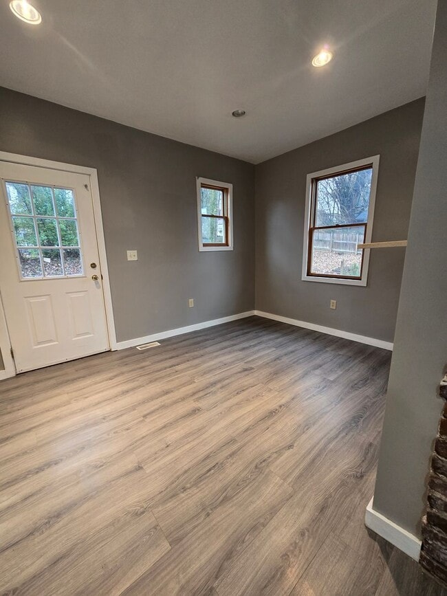 Building Photo - Updated 3br house!!