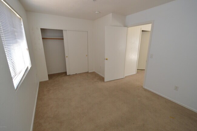 Building Photo - 4327 E Bellevue St