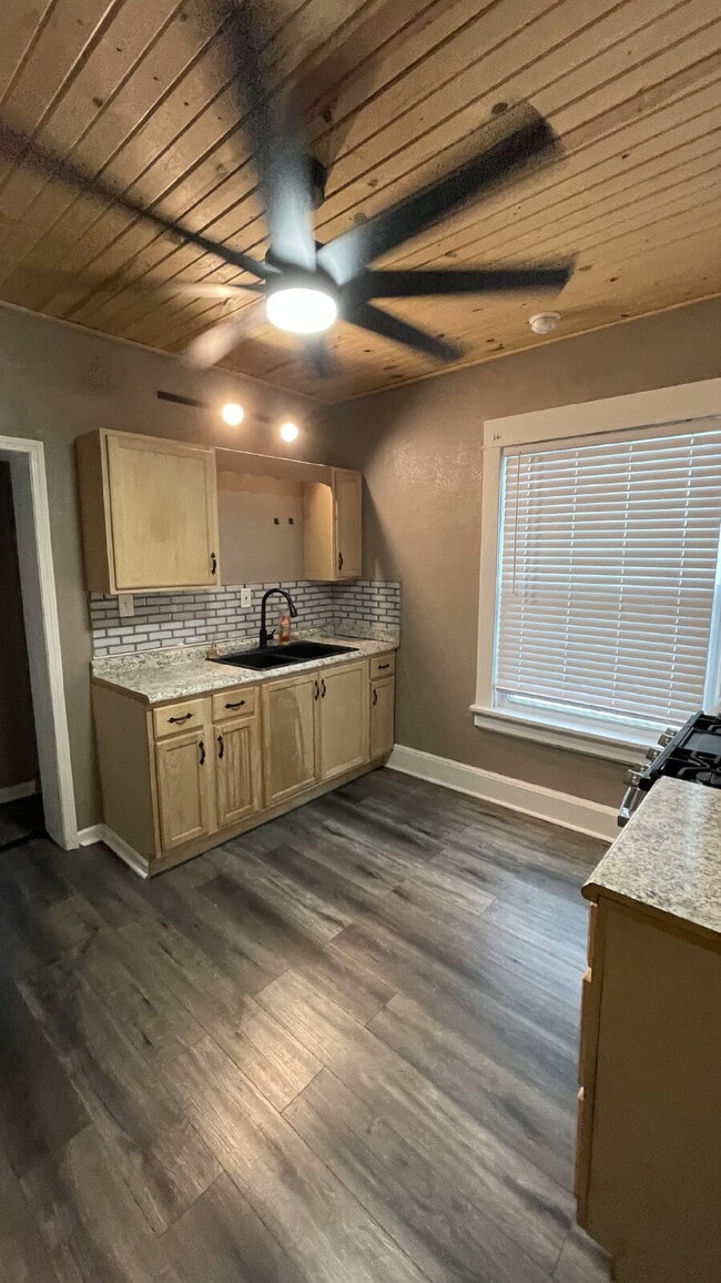 Building Photo - Cozy, Updated 1-Bed Apartment Near Downtown Sharon with In-Unit Laundry!