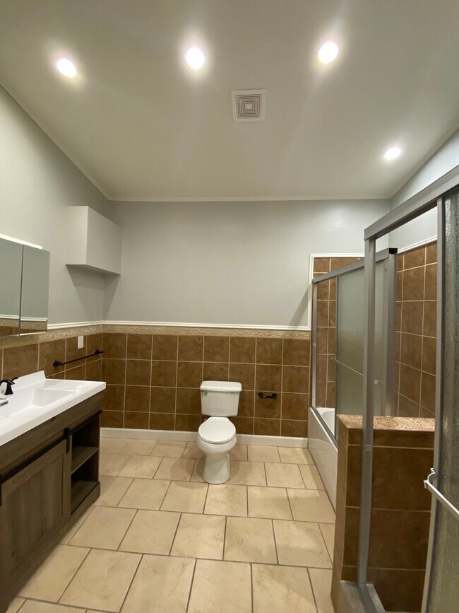 Master bathroom - 1050 Janet Dr