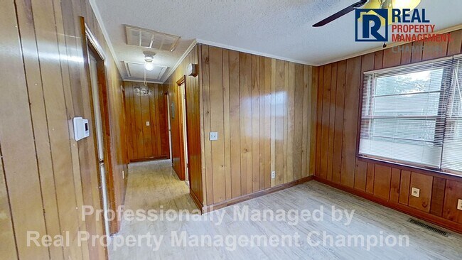 Building Photo - 209 Sycamore St
