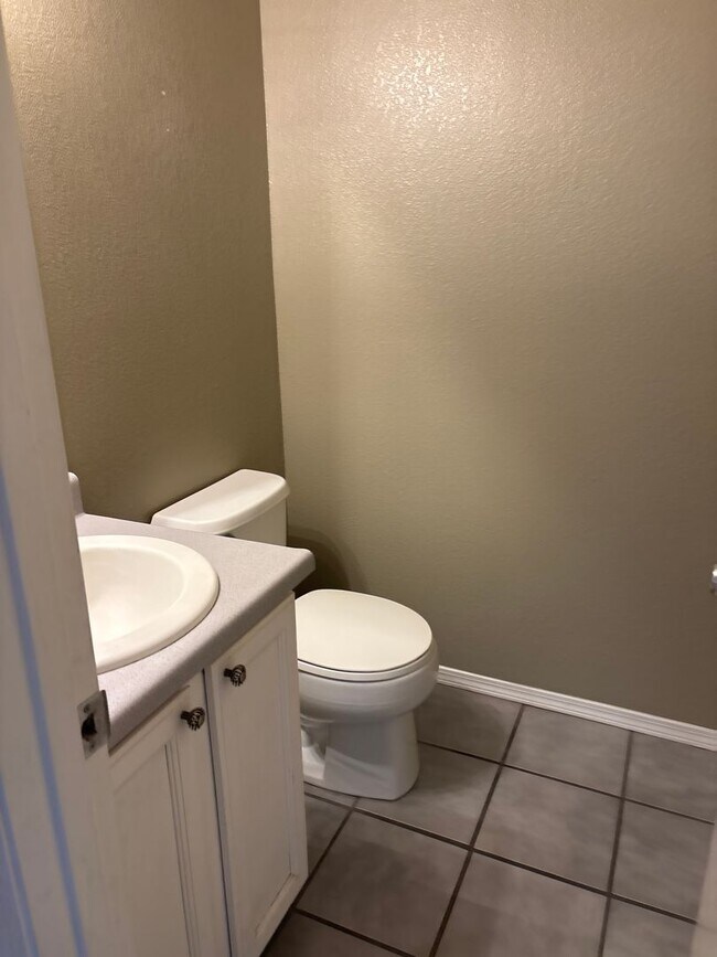 Building Photo - 6405 La Habra Ln NE