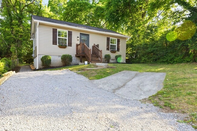 Building Photo - Charming Renovated 2 Bedroom Home with Spacious Yard & Updated Interior